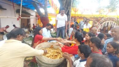 Photo of पंचमंदिर हजारीबाग के भंडारे में शामिल हुई विधायक अंबा प्रसाद, पंडाल में श्रद्धालुओं को किया प्रसाद का वितरण
