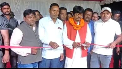 Photo of लबगा दुर्गा पूजा पंडाल में पहुंचे पूर्व कृषि मंत्री योगेंद्र साव,मुख्य अतिथि पूर्व कृषि मंत्री योगेन्द्र साव ने शिरकत करते हुए कार्यक्रम में फीता काटकर इसका शुभारंभ किया