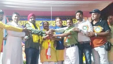 Photo of सर्वप्रथम समिति के संरक्षक महेंद्र मुंडा एवं विजय जायसवाल के द्वारा पुरोहित की उपस्थिति में रावण के पुतले का वैदिक मंत्रोचारण के साथ पूजन किया गया