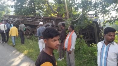 Photo of राँची से पतरातु की ओर आ रही ब्लूम से लदे ट्रेलर पतरातु पिठोरिया घाटी नलकारी पूल के पास पलटी गई, दब कर एक व्यक्ति की मौत
