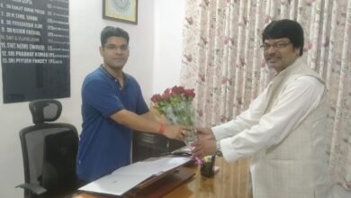 Photo of पूर्व मंत्री योगेंद्र साव ने रामगढ़ एसपी से की मुलाकात,प्रखंड क्षेत्र में बढ़ रहे क्राइम को जड़ से हटाना है-योगेंद्र साव