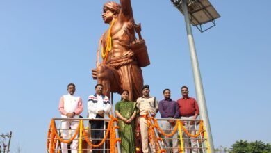 Photo of धरती आबा बिरसा मुंडा जयंती एवं राज्य स्थापना दिवस के अवसर पर माल्यार्पण कार्यक्रम का हुआ आयोजन