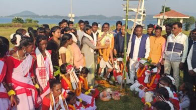 Photo of पतरातू प्रखंड के नेतुआ आईलैंड में आयोजित भगवान बिरसा मुंडा जयंती व झारखंड स्थापना दिवस समारोह में बतौर मुख्य अतिथि शामिल हुई विधायक अंबा