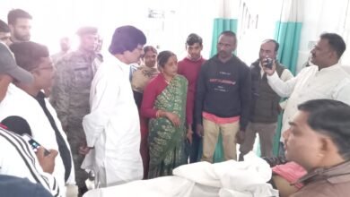 Photo of पूर्व मंत्री योगेंद्र साव ने सदर अस्पताल पहुंचकर किन्नरों के परिजनों से की मुलाकात, 50 लाख अजनबियों की तलाश की मांग