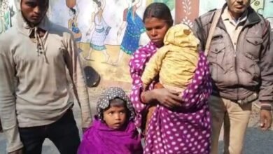 Photo of पतरातु भुरकुंडा पुलिस को मिली बड़ी सफलता बच्ची अगवा करने वाली भिखारिन व बच्ची को पुलिस ने किया बरामद
