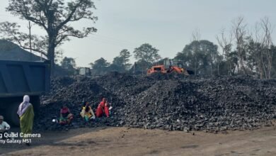 Photo of कोयला हेरा फेरी का हब बना गोला रोड रेलवे साइडिंग,फोटो-01-गोला रेलवे स्टेशन साइडिंग में जमा कोयले का जखीरा