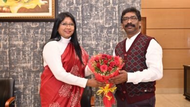 Photo of मुख्यमंत्री हेमन्त सोरेन से डॉ० महुआ माजी ने बुके भेंटकर नए वर्ष की बधाई दी