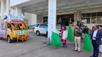 Photo of सड़क सुरक्षा सप्ताह के तहत उपायुक्त ने जागरूकता वाहन को हरी झंडी दिखाकर किया रवाना