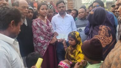 Photo of बड़कागांव प्रखंड के सिरमा मे जश्न ए मिलाद उन नबी के दिन हुई दर्दनाक हादसे मे हुई मृतकों के परिजनों को विधायक अंबा ने सौंपा 5-5 लाख का चेक