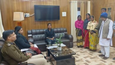 Photo of बड़कागांव में खनन कंपनियों के द्वारा ग्रामीणों के अधिकारों के हनन, उनकी विभिन्न समस्याओं को लेकर अंबा प्रसाद ने डीसी व एसपी से की मुलाकात,