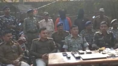 Photo of भुरकुंडा पुलिस ने ब्याज कारोबारी के घर दर्जनों बाइक 22 मोबाइल लेपटॉप नक़द रुपए बरामद किया, पुलिस ने किया प्रेस कॉन्फ्रेंस 