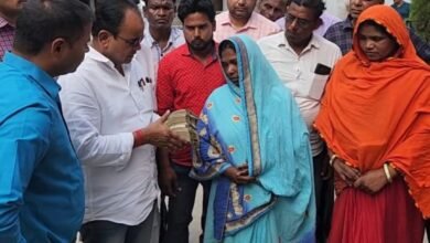 Photo of सड़क दुर्घटना में मारे गए यासीन अंसारी के परिवार वालों को 4.5 लाख का कैश दिया,जामताड़ा विधायक डॉ इरफान अंसारी ने