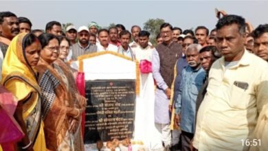 Photo of सांसद संजय सेठ की पहल पर आजादी के बाद पहली बार छोटा चुनचुरिया में होगा सड़क और पुल का निर्माण।